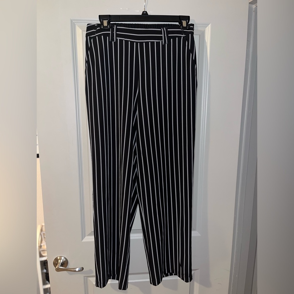 Woman Black & White Stripped Pants